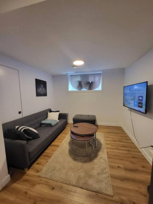 Pebbles' Cozy 2Bed Basement Suite - Near Downtown Edmonton Extérieur photo