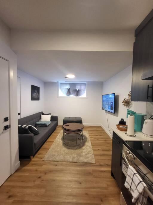 Pebbles' Cozy 2Bed Basement Suite - Near Downtown Edmonton Extérieur photo